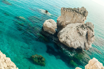 Большие камни в воде на побережье острова Кипр