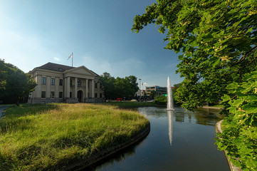 Obraz premium München - Die prägende Architektur des Carl Preis Palais' mit seinem Springbrunnen im Sommer mit einem Baum im Vordergrund
