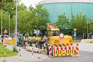 Strassenbau - Baumaschinen - Container und Baumaterial am Strassenrand
