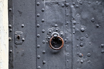 Door, Metalltor an einem alten Gebäude