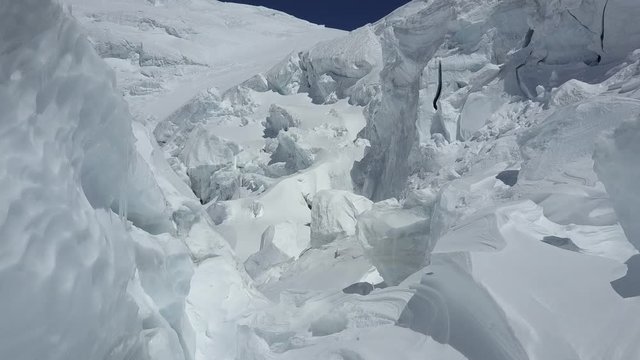 In volo tra i blocchi di ghiaccio