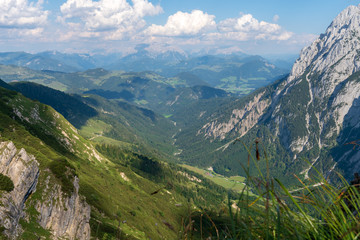 Fototapeta premium Kaiserbachtal Weg zum Stripsenjochhaus