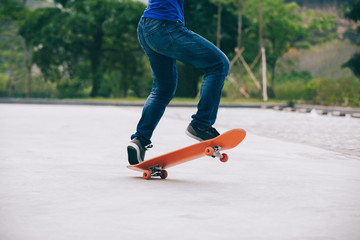 Plakat Skateboarder sakteboarding on parking lot