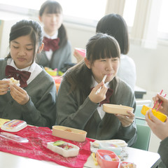 お弁当を食べる中学生