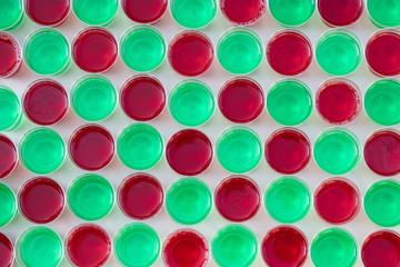 grüne und rote jelly shots mit alkohol