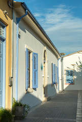 Тихая улица с частными домами на острове Кипр