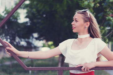 Naklejka premium Attractive young woman posing outside