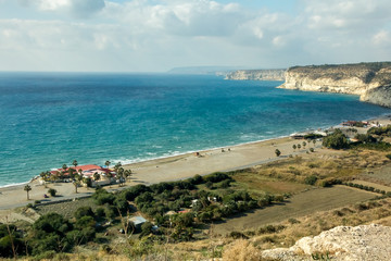 Fototapeta na wymiar Вид на скалистое побережье и пляж острова Кипр