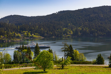 Obraz premium Prom kruszący wodę na Salt Spring Island, BC, Kanada