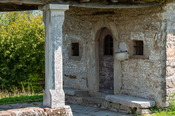 Fototapeta premium Eingangstor aus altem Holz einer sehr alten Kapelle in Istrien