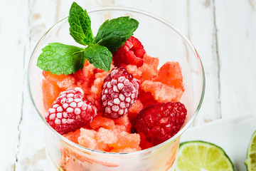 Meloneneis auf Kokos-Chia-Pudding