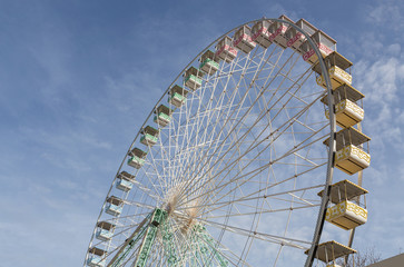 Riesenrad detail Panorama mit blauem Himmel
