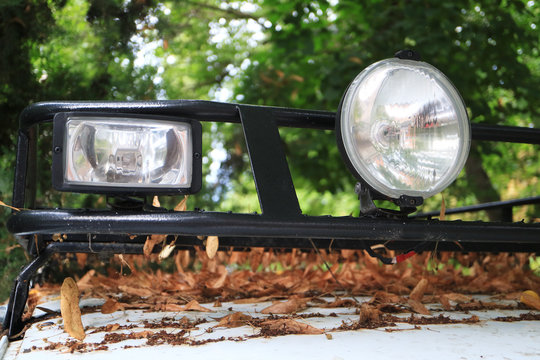 The image of the headlights installed on the expeditionary trunk of an SUV.