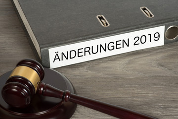Ein Richterhammer und ein Ordner mit dem Aufdruck Änderungen 2019