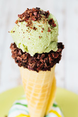 Avcocadoeis in Eiswaffel mit Kakao-Nibs