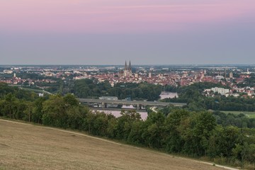 Blick zum Dom und über die Altstadt von Regensburg, Deutschland