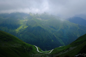 Rumunia, Karpaty Rumuńskie - Góry Fagaras, zejście we mgle do szosy transfogaraskiej w Górach Paltinu