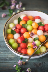 Salade d'été Melon, Pastèque, Cantaloup et Sirop de Violette. 