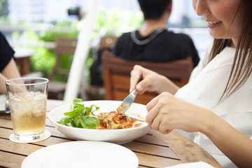 休日ランチを楽しむ女性たち