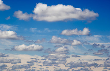 Obraz premium Cumulus clouds on blue sky background