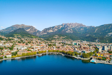 Naklejka na ściany i meble Lecco - Lago di Como (IT) - Vista aerea panoramica della città 