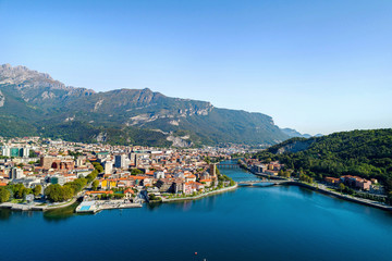 Obraz premium Lecco - Lago di Como (IT) - Vista aerea panoramica della città 
