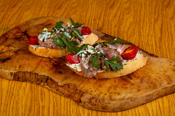 Bruschetta with roastbeef