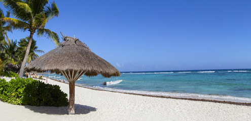 Красивый песчаный пляж на карибском море.Горизонтально.