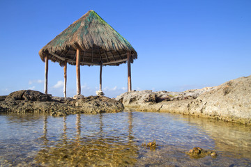 Fototapeta na wymiar Лето, праздник, пляж, красивый с пальмами на экзотическом острове. Обзор.