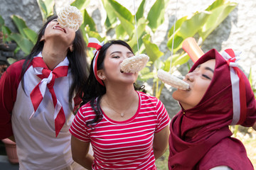Obraz premium indonesia crackers eating competition
