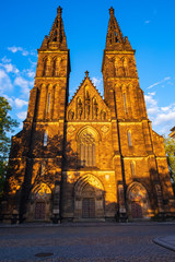 Fototapeta na wymiar Die Kathedrale von St. Peter und St. Paul in Veysehrad/Prag/Tschechien im Abendlicht