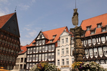 Obraz premium Historischer Markt mit Rolandsbrunnen in Hildesheim