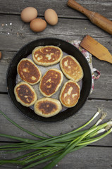 домашние пирожки  с луком и яйцами, 