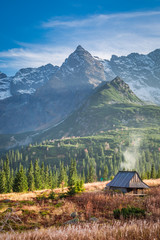 Fototapeta premium Mała chata w dolinie Tatr w Polsce