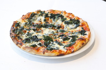 Pizza mit Spinat, Tomaten, Gorgonzola