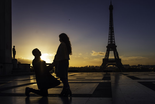 Man proposing to woman near Eiffel Tower