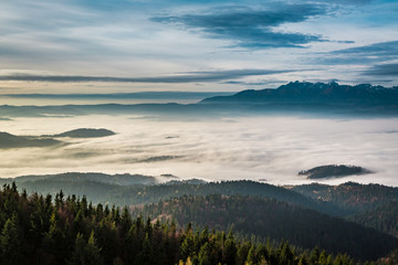 Fototapeta premium Foggy and cold sunrise in the Tatra Mountains in autumn