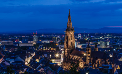 Fototapeta na wymiar Freiburg mit Münster zur Blauen Stunde
