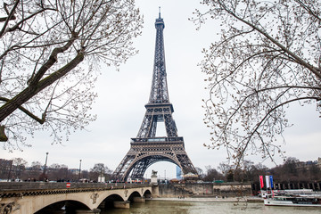 Fototapeta na wymiar Seine River and the Tour Eiffel at the end of winter
