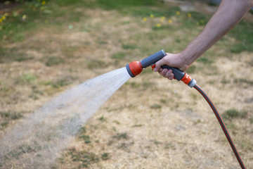 Gartenschlauch mit Wasser