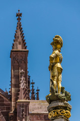 Fototapeta na wymiar Sankt Georg auf dem Münsterplatz in Freiburg