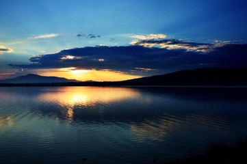 Zachód słońca nad jeziorem © Monika