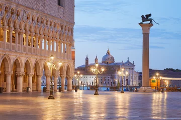 Fototapeten Empty San Marco square with Doge palace and column with lion statue, nobody in the early morning in Venice, Italy © andersphoto