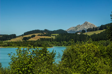 Paisaje de lago y montaña