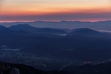 夜明けの山々