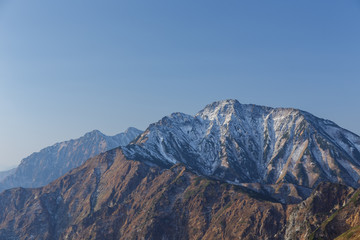 八方尾根から見る秋に初冠雪した五竜岳