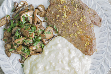 Lemon scaloppina with muchrooms and potatoes puree.