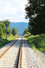Bahngleis durch schöne Landschaft, Alpsitze bei Nesselwang im Hintergrund, Allgäu, Bayern
