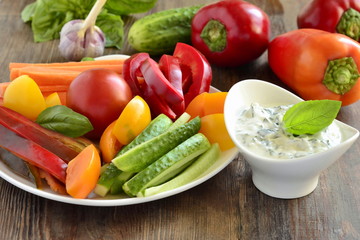 Yoghurt sauce with garlic and basil with fresh vegetables