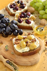 Crostini with roasted grapes, goat cheese, walnuts and honey